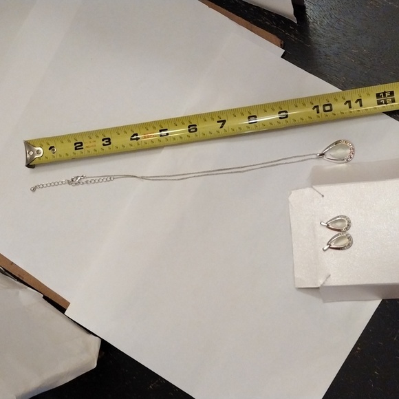 SOLD Beautiful Set of Iridescent Sparkly Silver Crystal Necklace & Earrings! - Picture 6 of 6